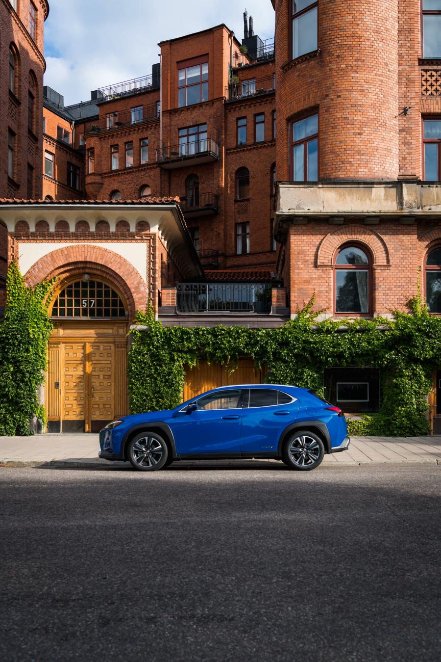   Lexus UX250h 2018 года  (NA) (фото 29 из 40)